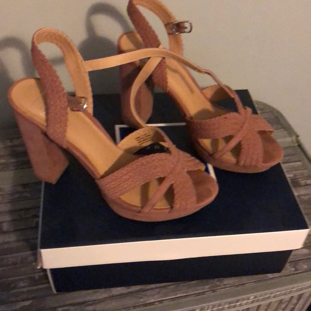 Women’s size 7.5 Karari blue heels